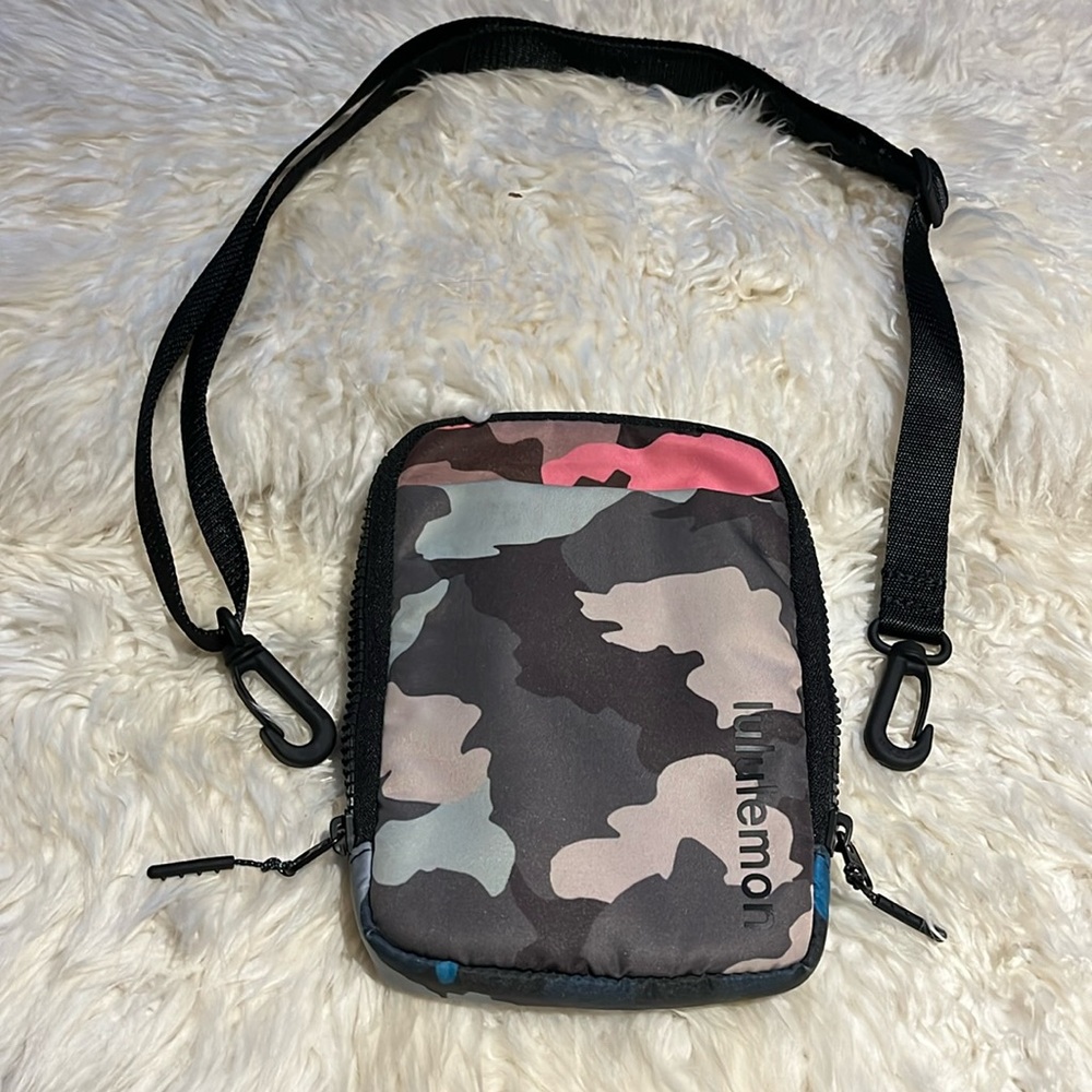 Lululemon camo crossbody pouch
